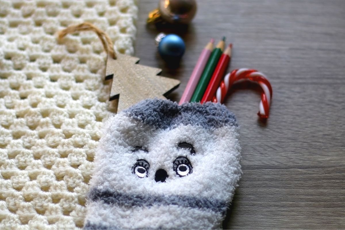 A picture of low-cost gifts for Christmas. 