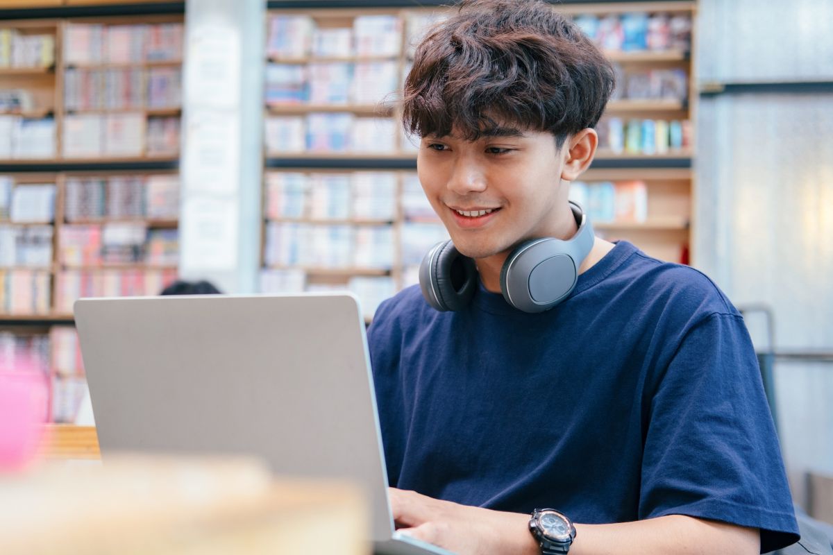 A picture of a teen smiling.