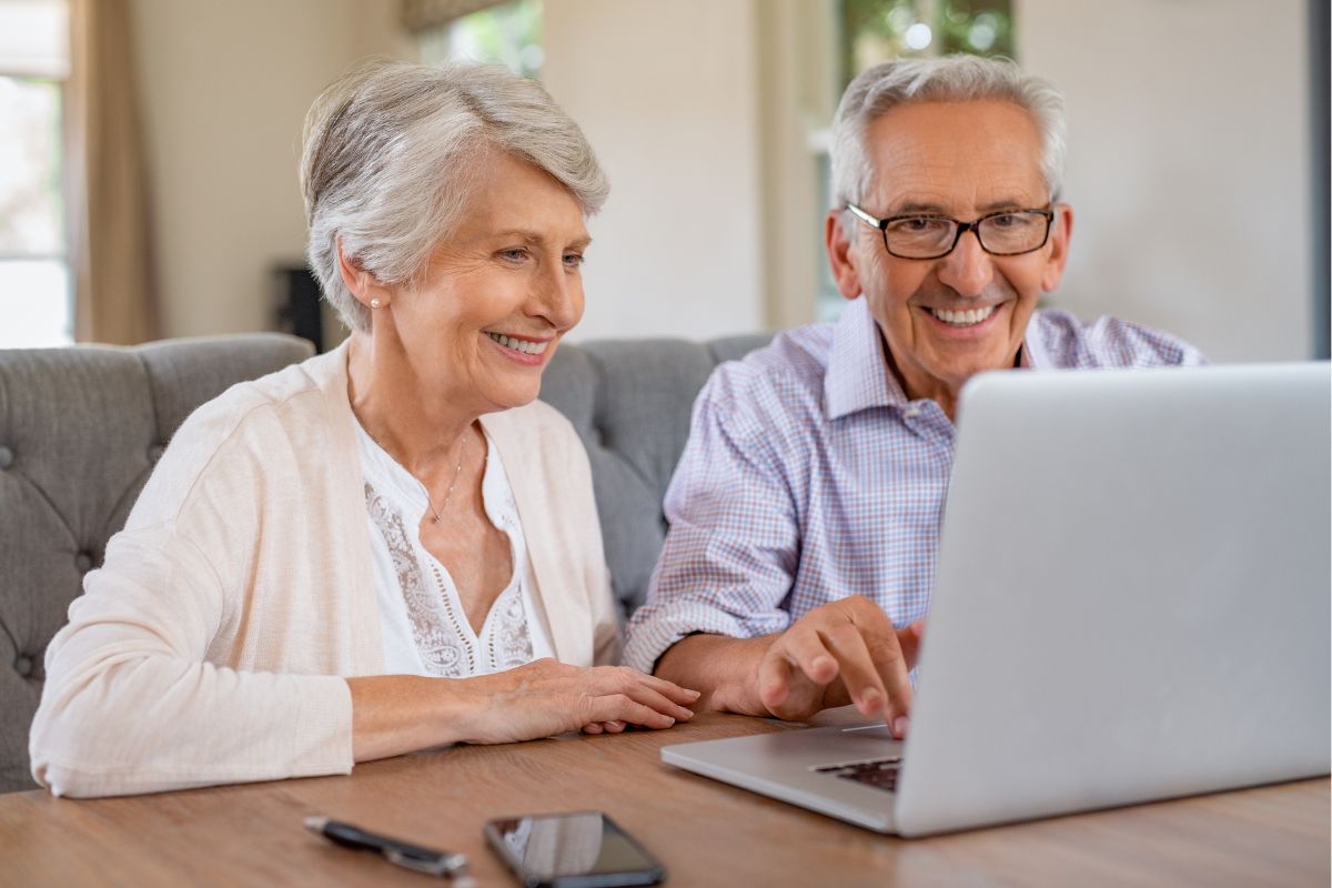 A picture of old people using a laptop.