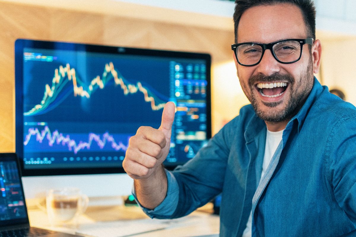 A picture of someone smiling while trading.