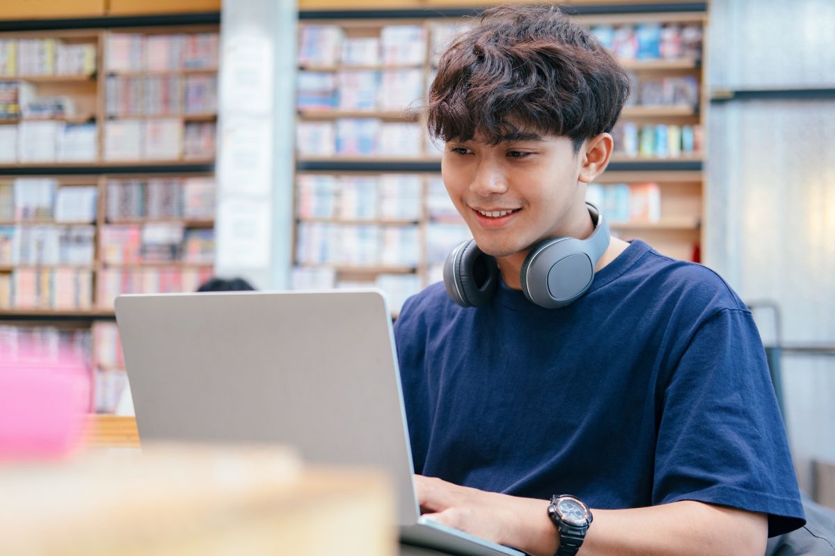 A picture of a teen using their laptop.