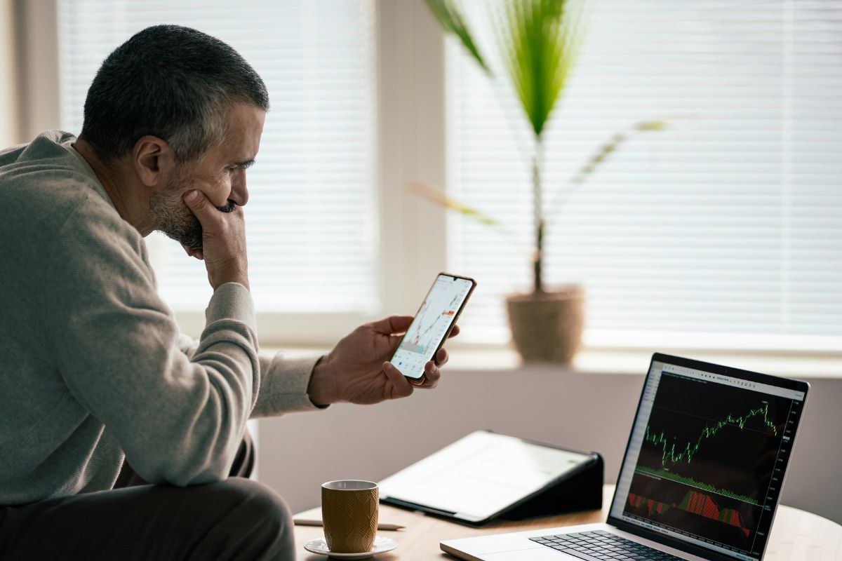 A picture of someone trading.