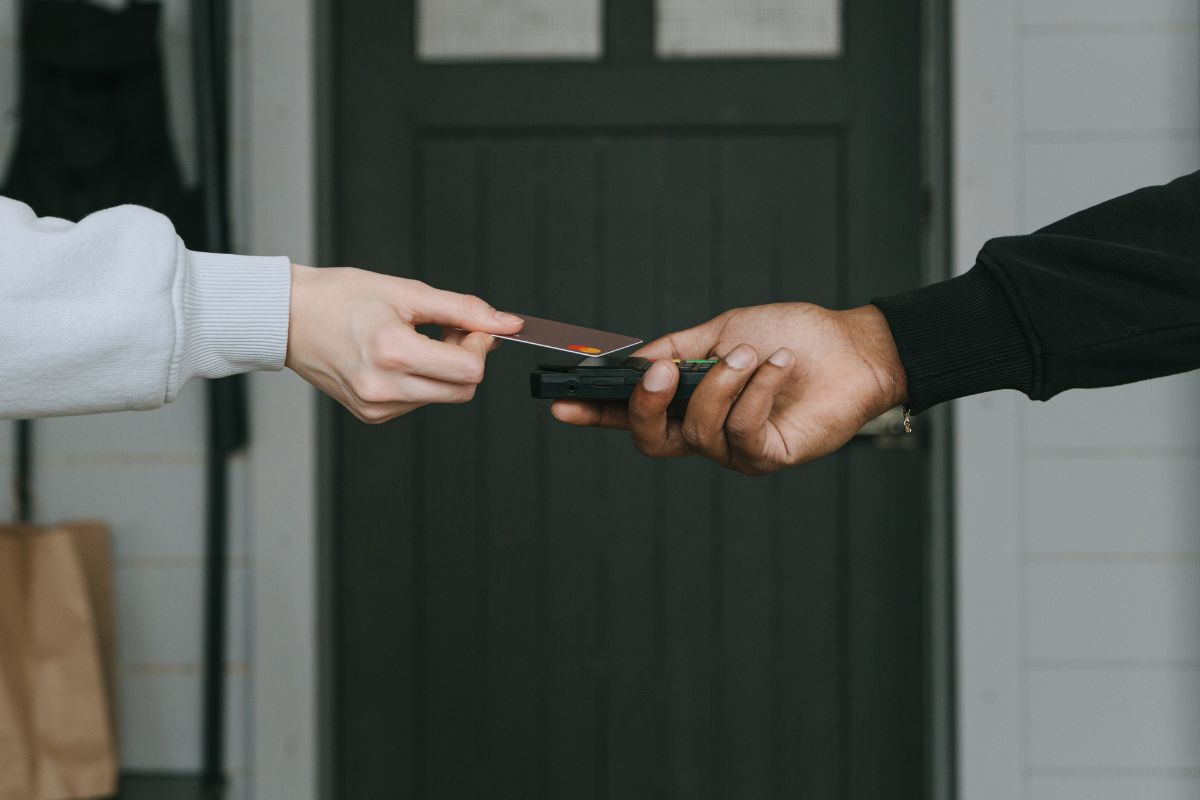 A picture of someone using their credit card.