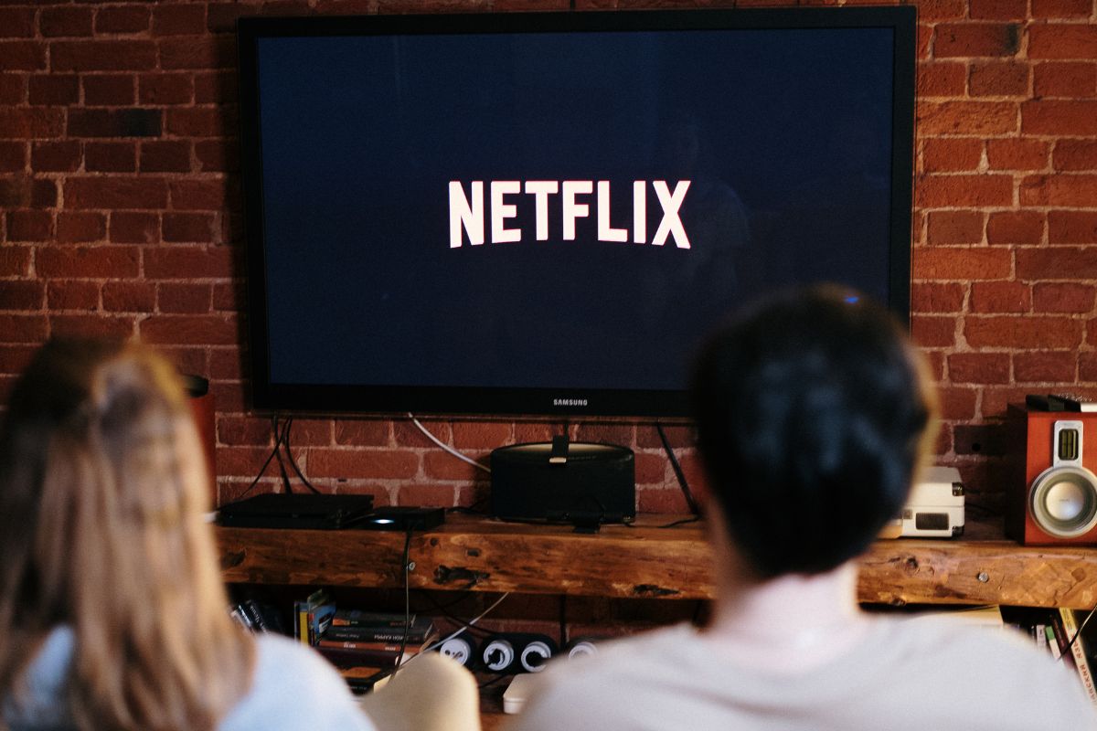 A picture of people watching Netflix.