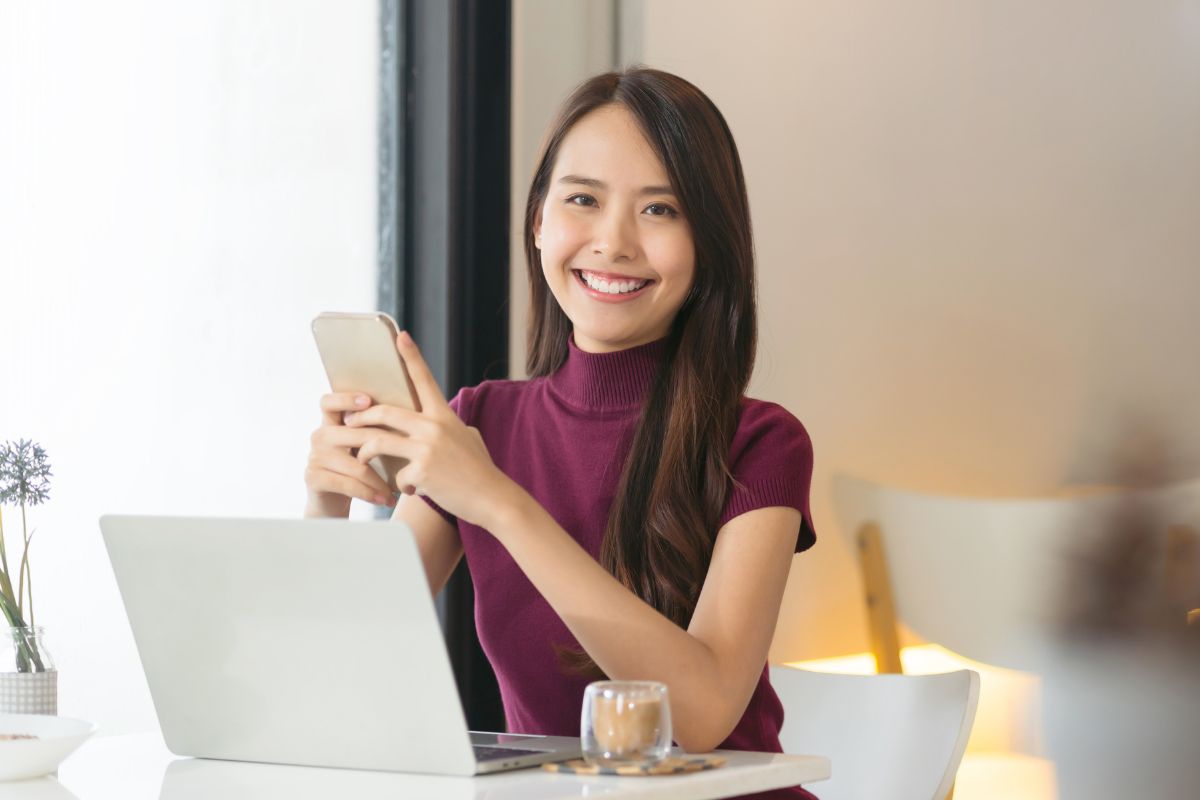 A picture of a smiling woman.