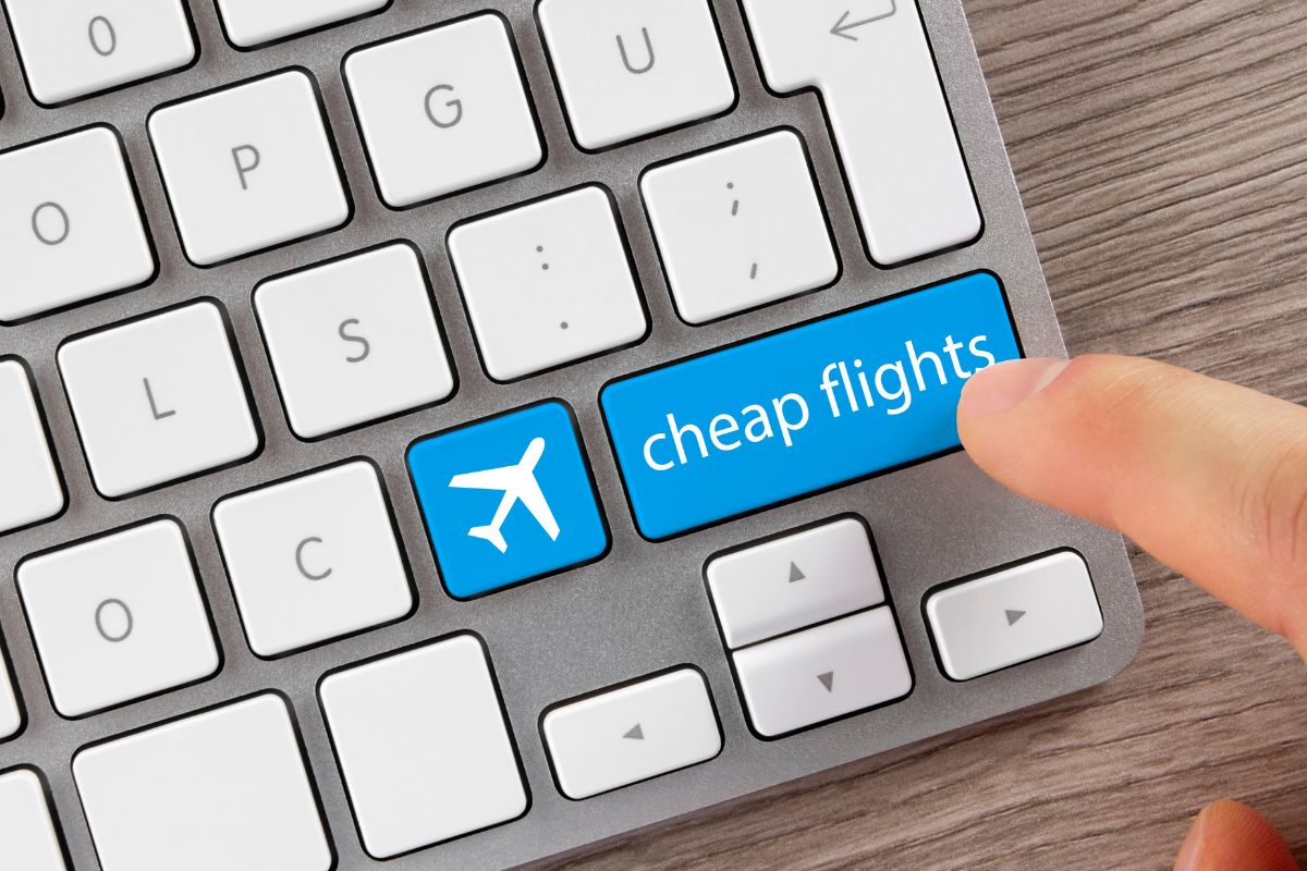A picture of someone getting cheap flights.