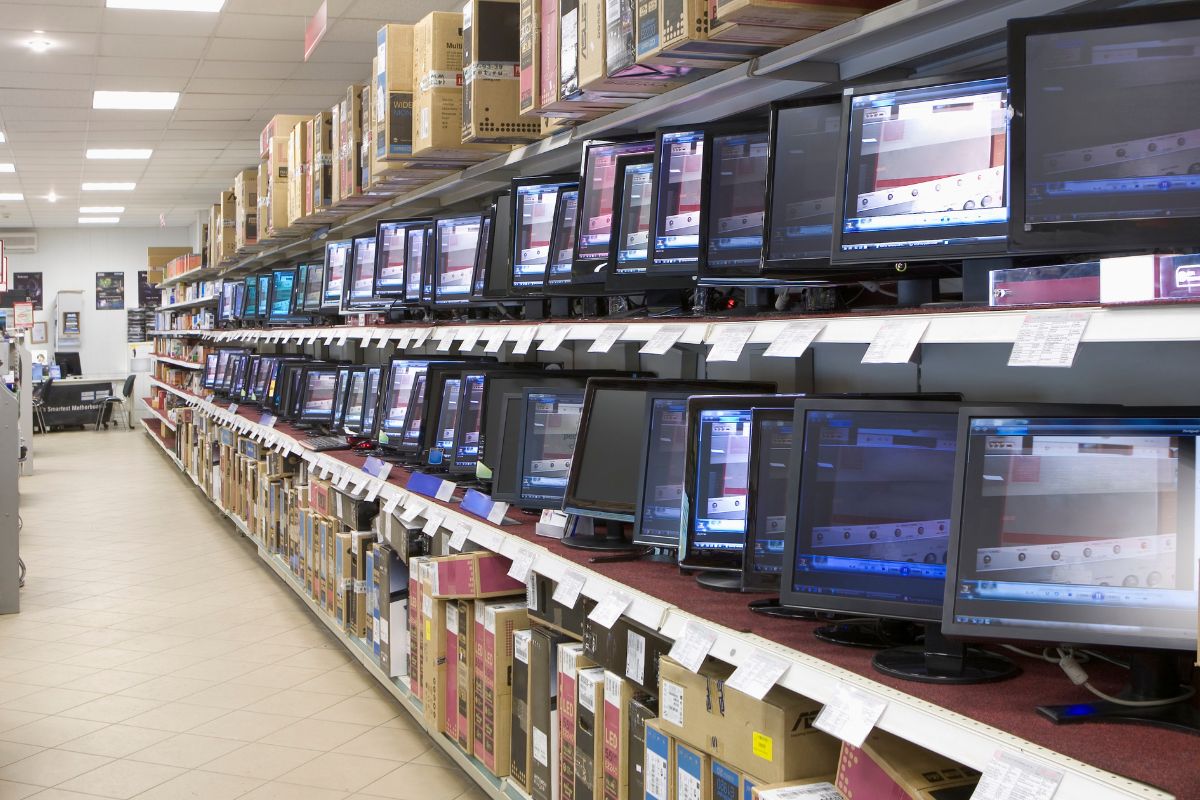 A picture of an electronics shop.
