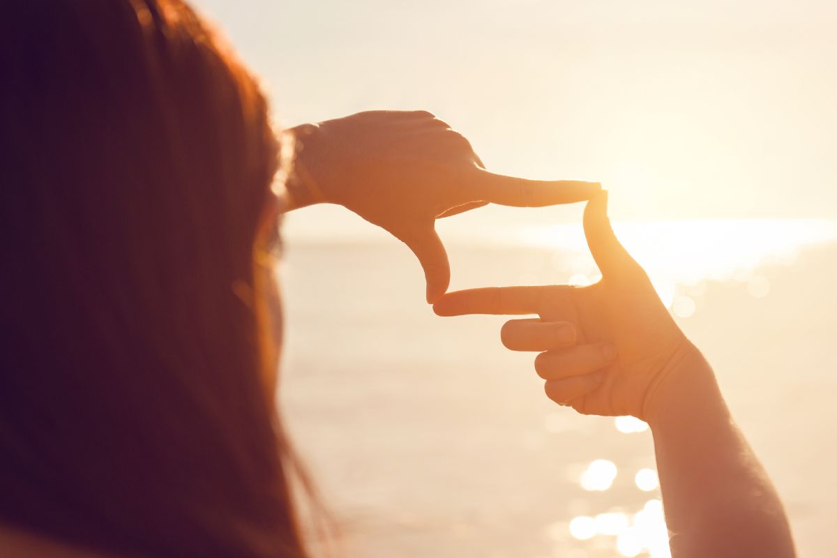 A picture of someone picturing something in their imagination.