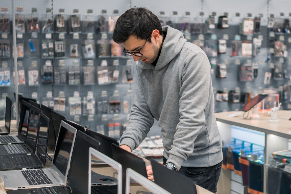 A picture of someone looking for laptops.