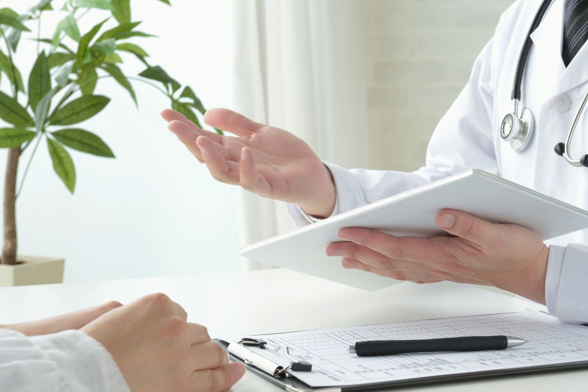 A picture of a doctor talking to his patient.