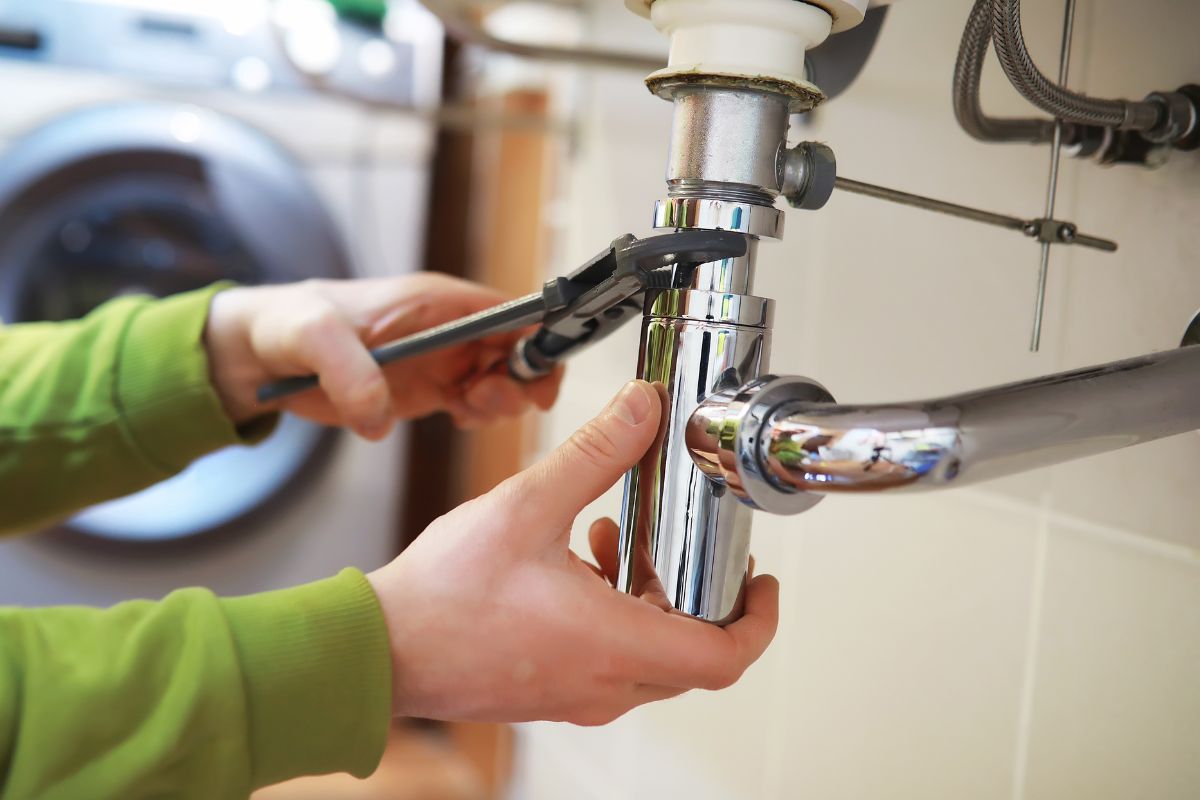 A picture of a broken sink.