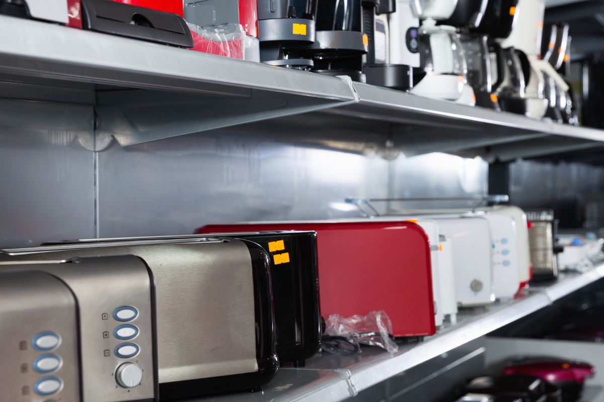 A picture of kitchen appliances.