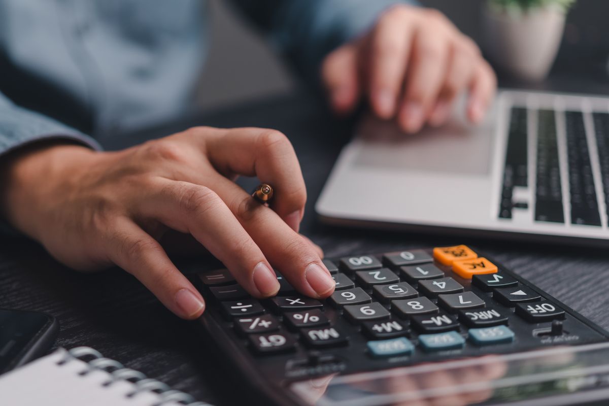 A picture of someone calculating something.