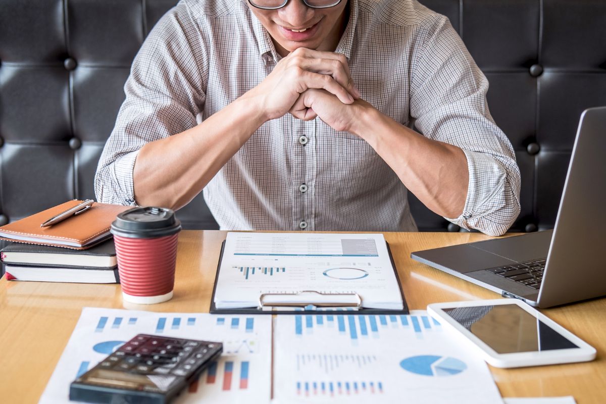 A picture of someone investing.