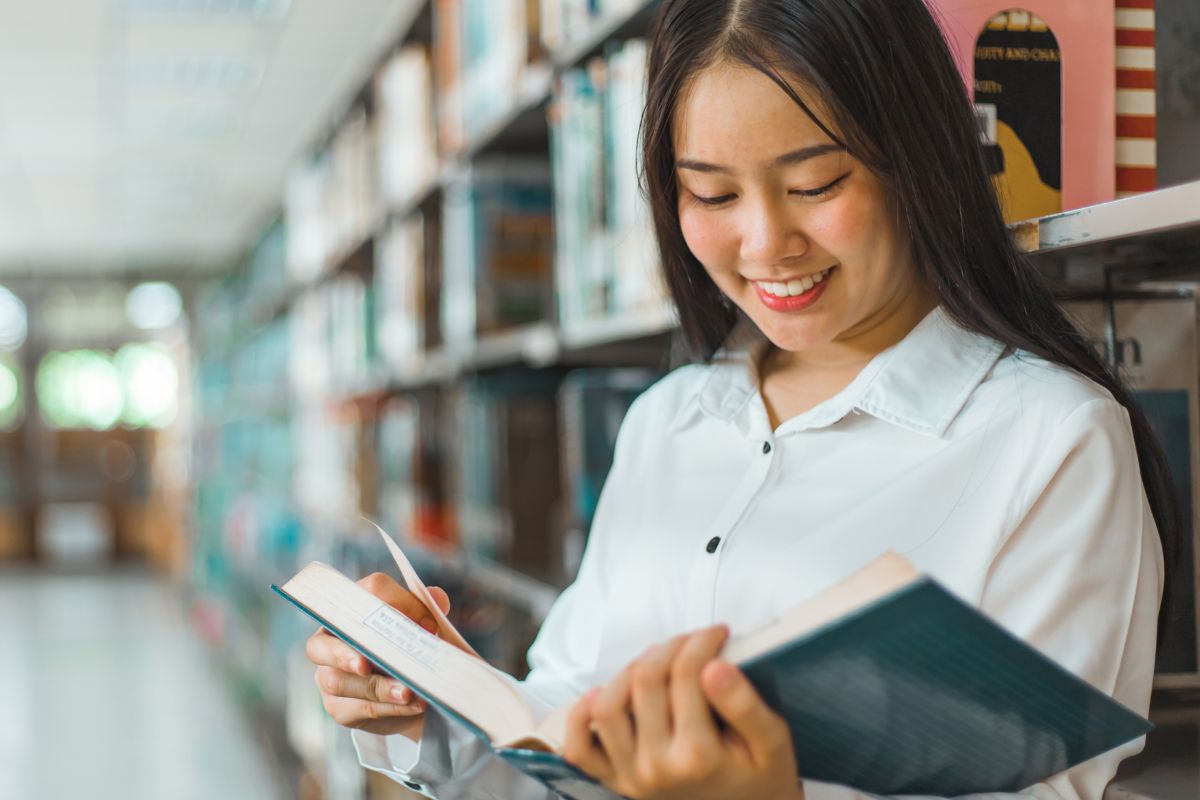 A picture of someone reading a book.