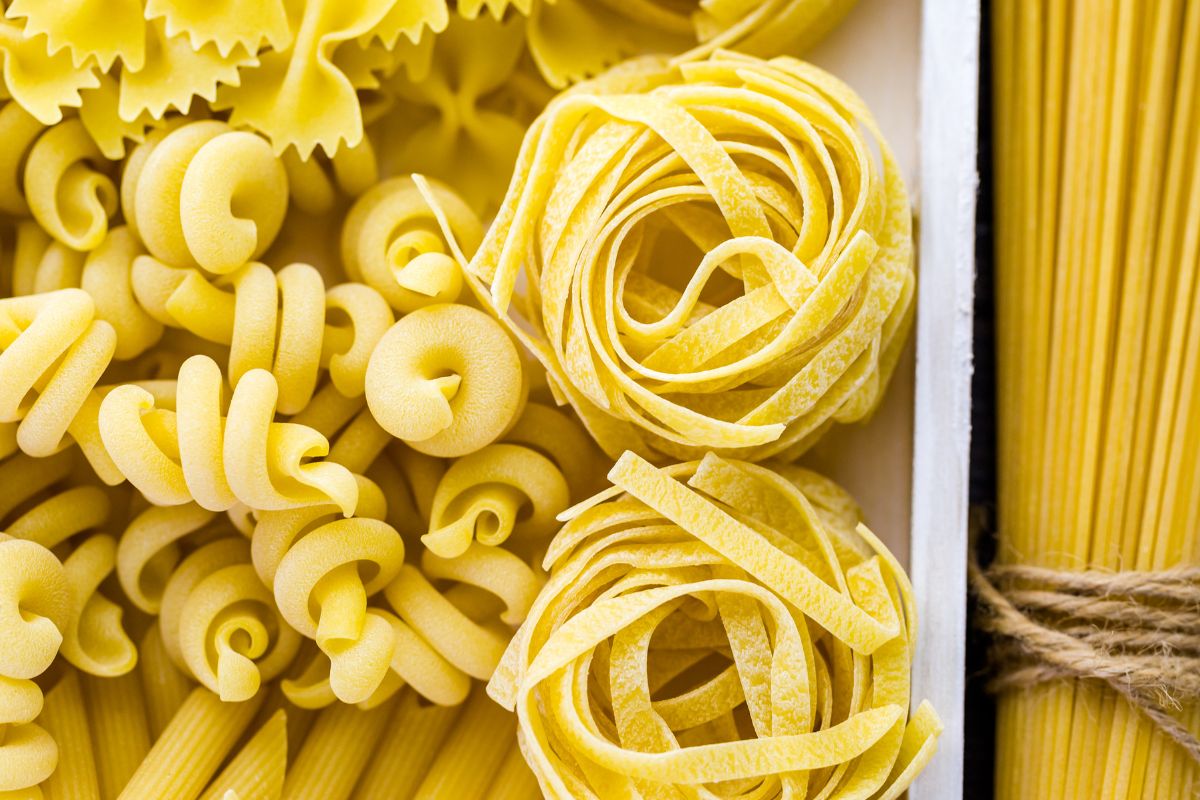 A picture of dry pasta.