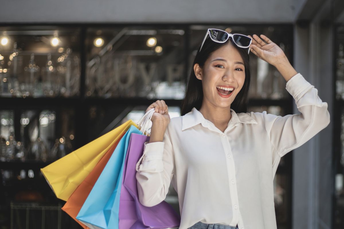A picture of a shopper.
