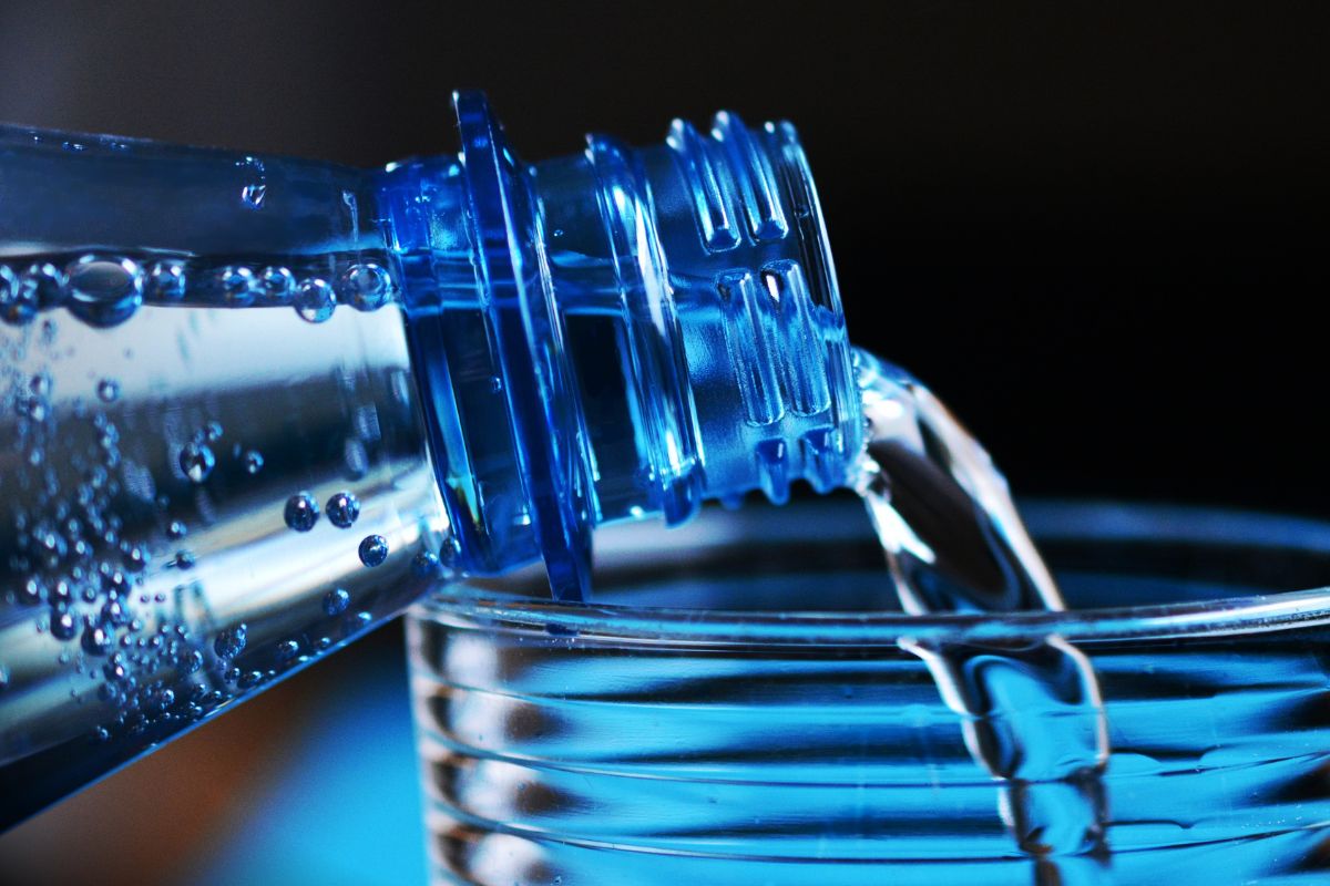 A picture of water from a bottle.