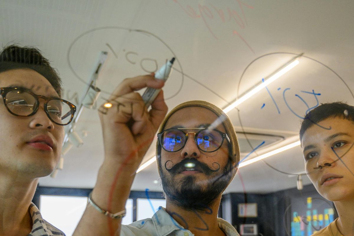 A picture of people discussing something.