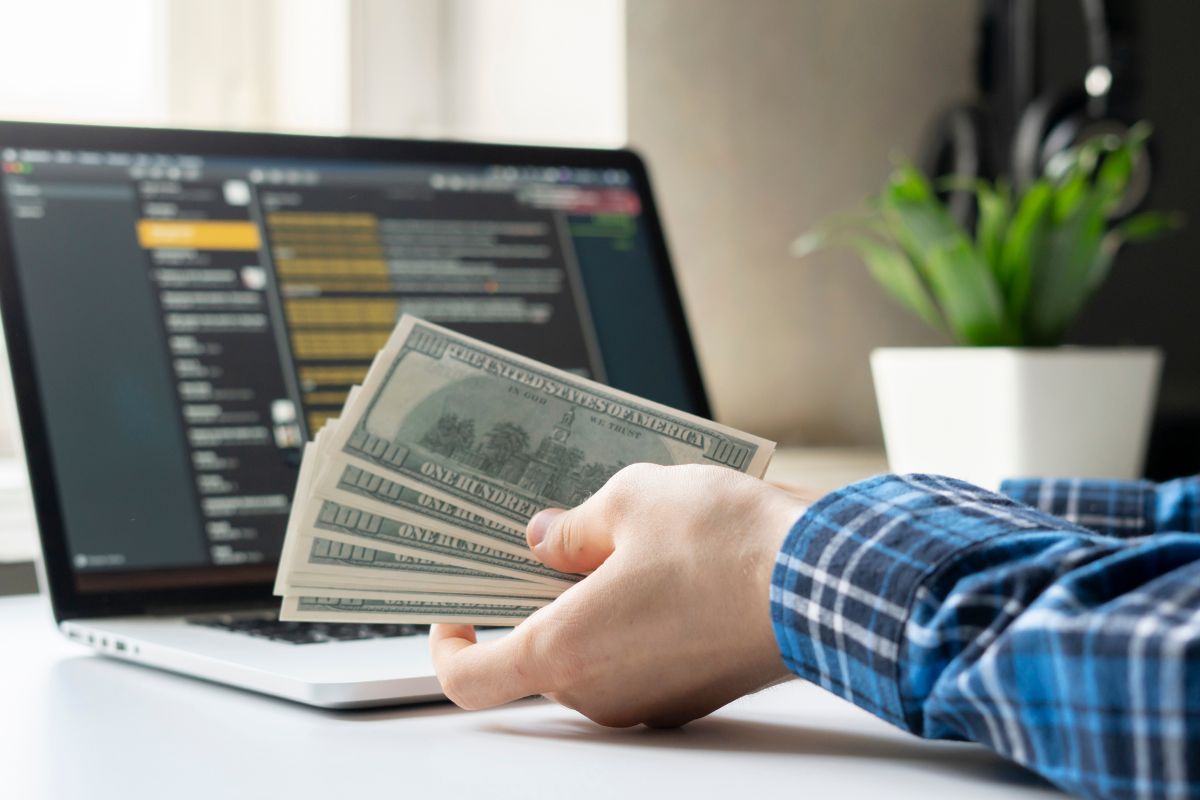 A picture of someone hustling online.