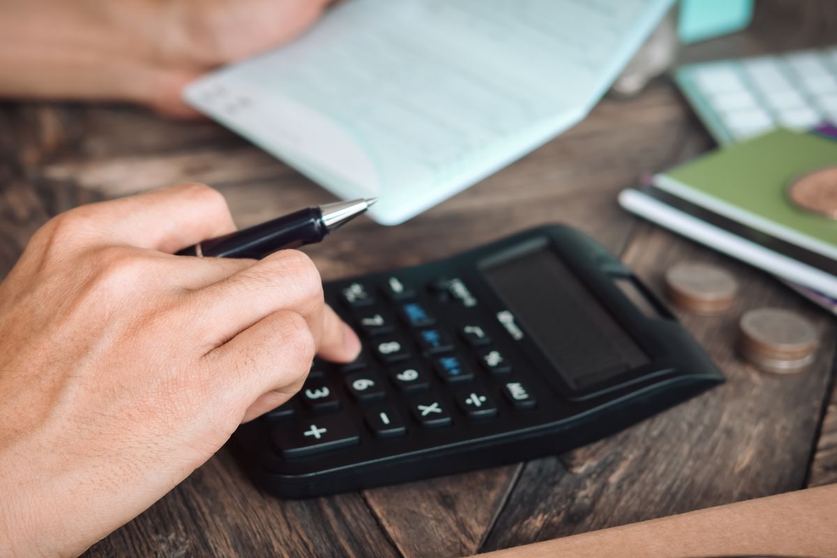 A picture of someone calculating something.