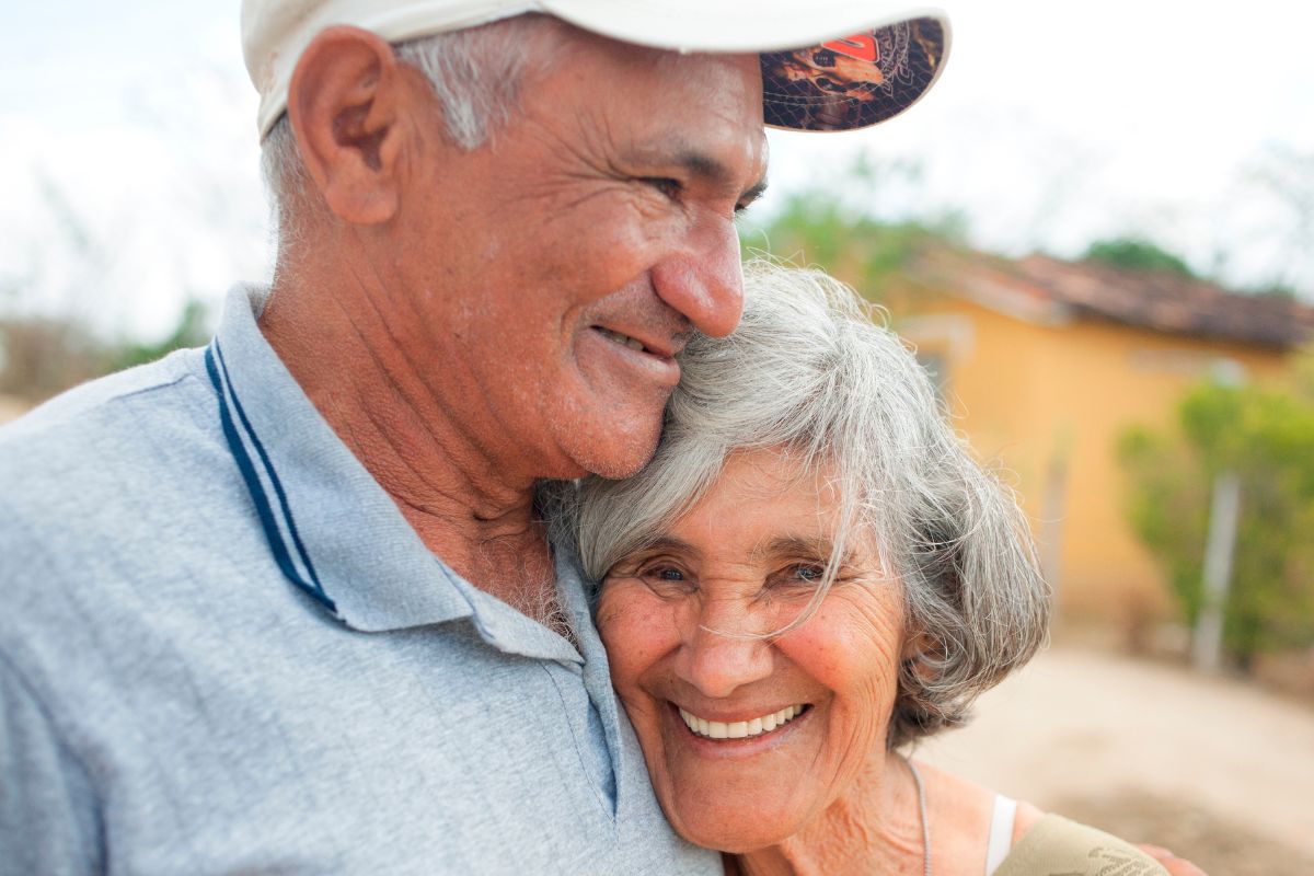 A picture of an elderly couple.