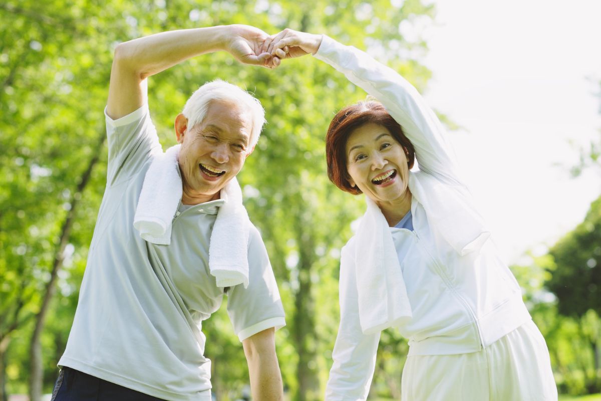A picture of a happy elderly couple.