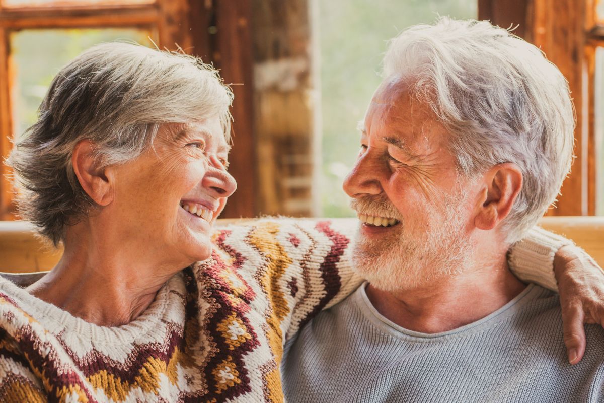 A picture of an elderly couple smiling.