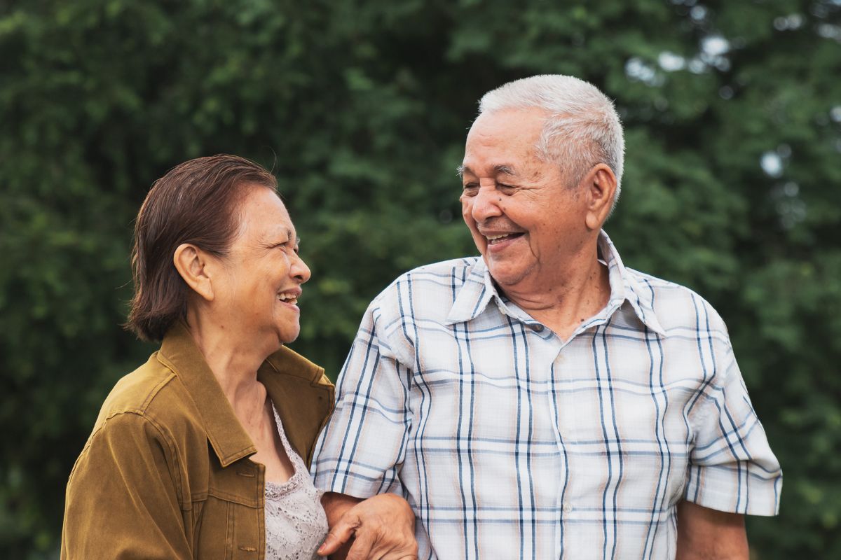 A picture of a happy elderly couple.