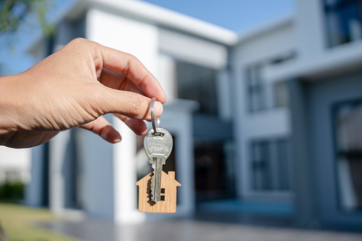 A picture of keys to a house.