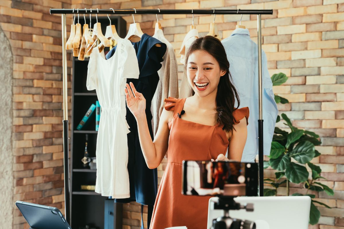 A picture of an online seller.