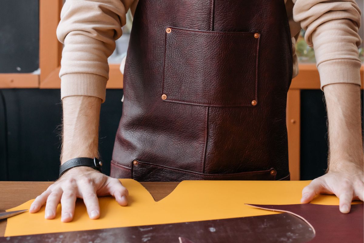 A picture of someone doing handicrafts.
