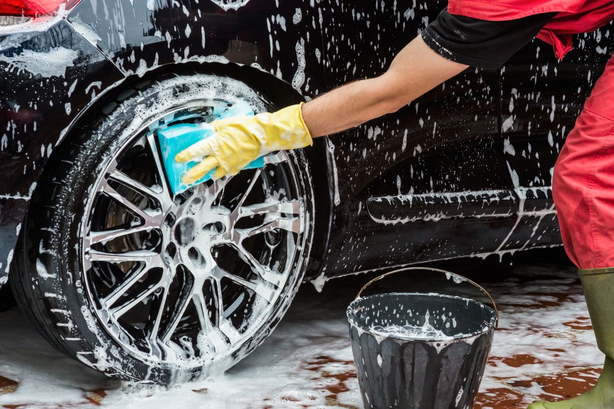 A picture of someone doing car wash.