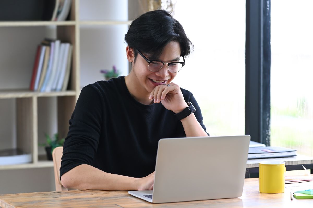 A picture of someone doing online side hustles.