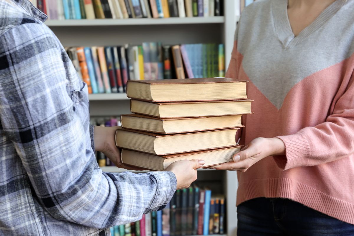 A picture of someone selling books.