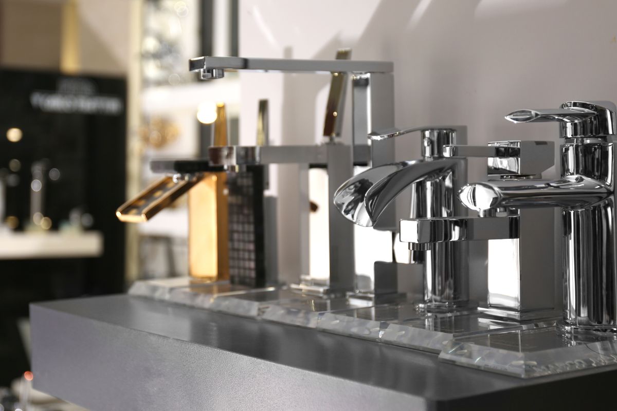 A picture of a clean faucet.