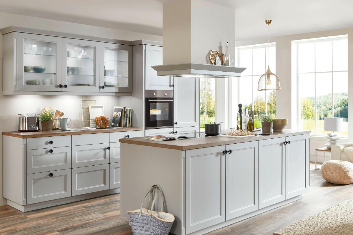 A picture of a kitchen interior.