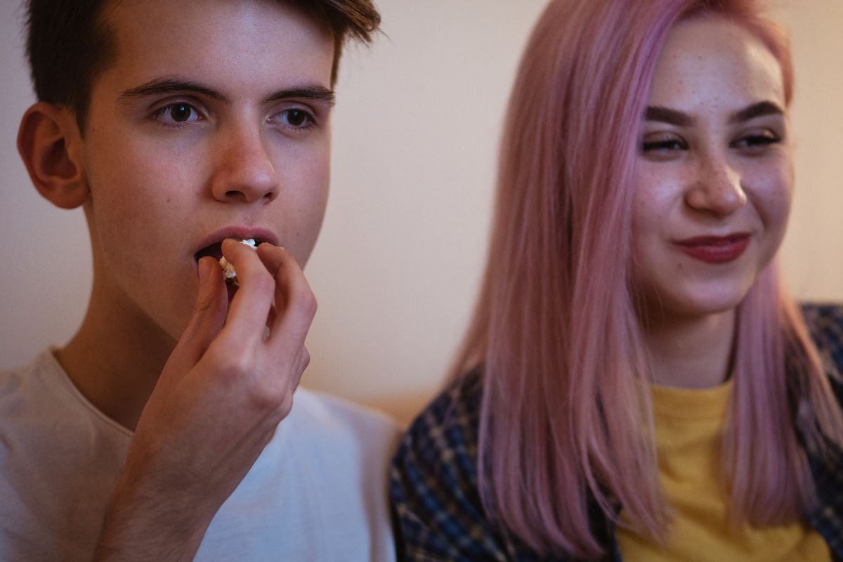 A picture of teens watching something.