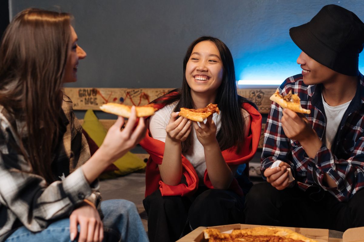 A picture of teens eating.