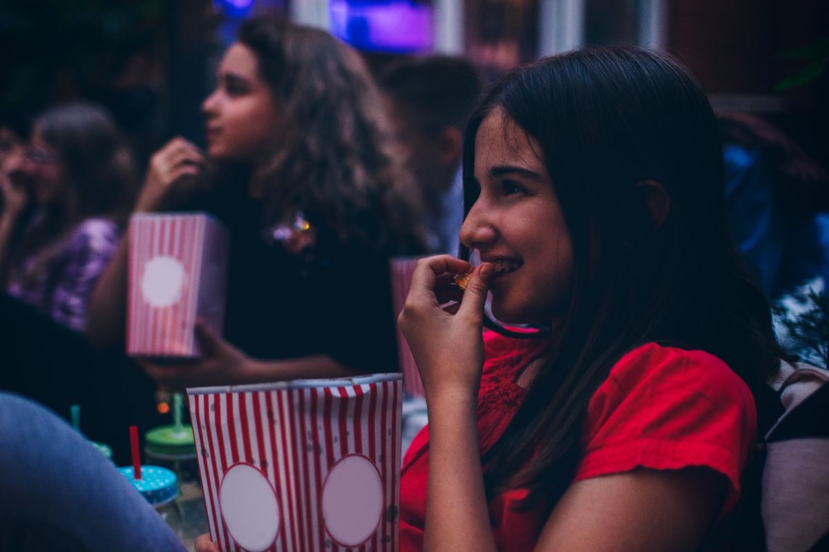 A picture of teens watching something.