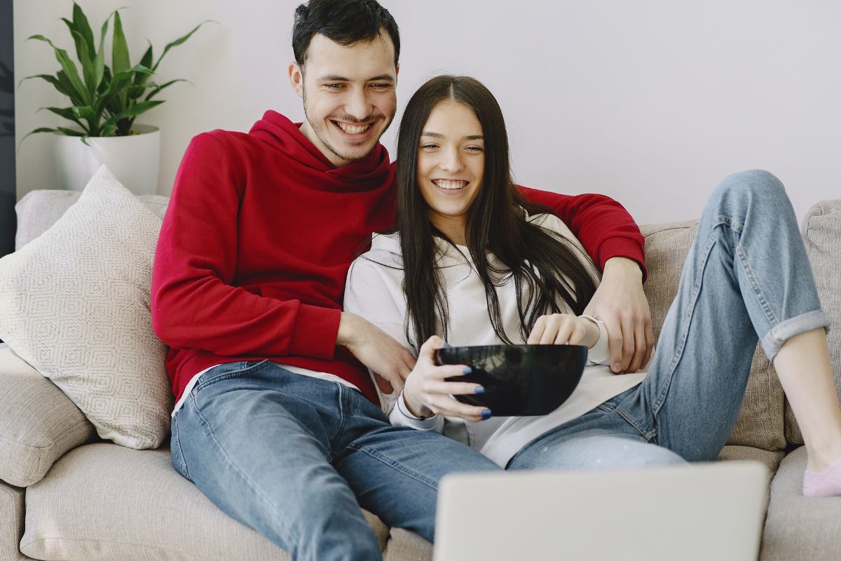 A picture of teens watching something.