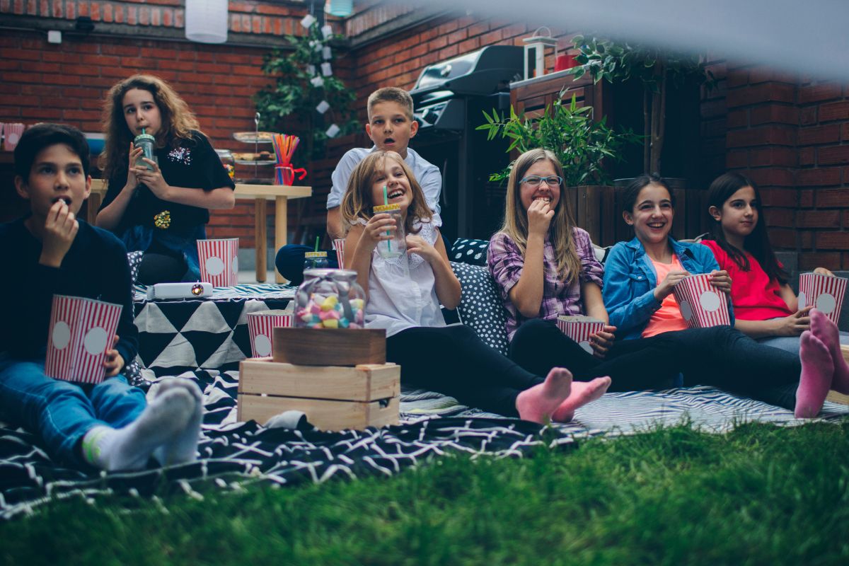 A picture of teens watching something.