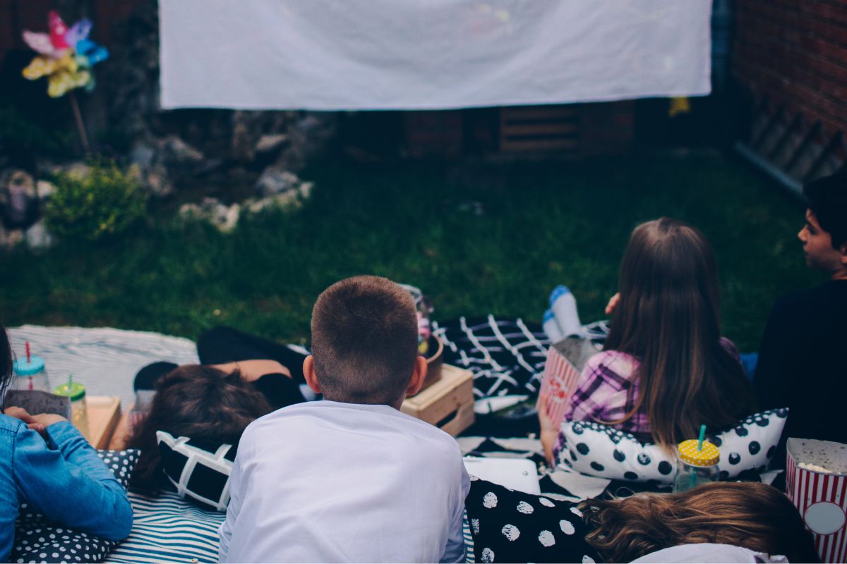 A picture of teens watching something.