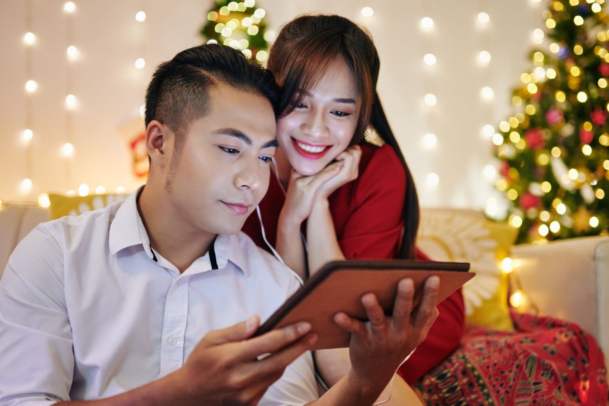 A picture of a couple watching together.