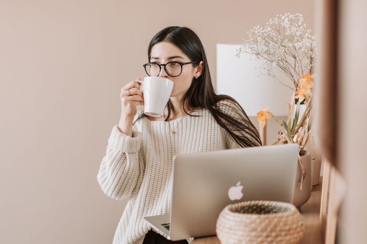 A foto de uma mulher tomando café.