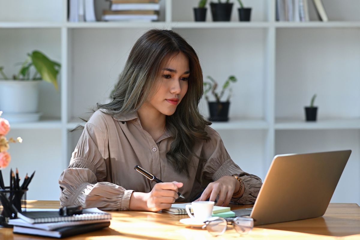 A foto de uma mulher escrevendo algo. 