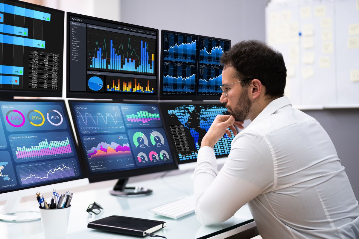 Uma foto de um corretor de ações analisando o mercado de ações. 