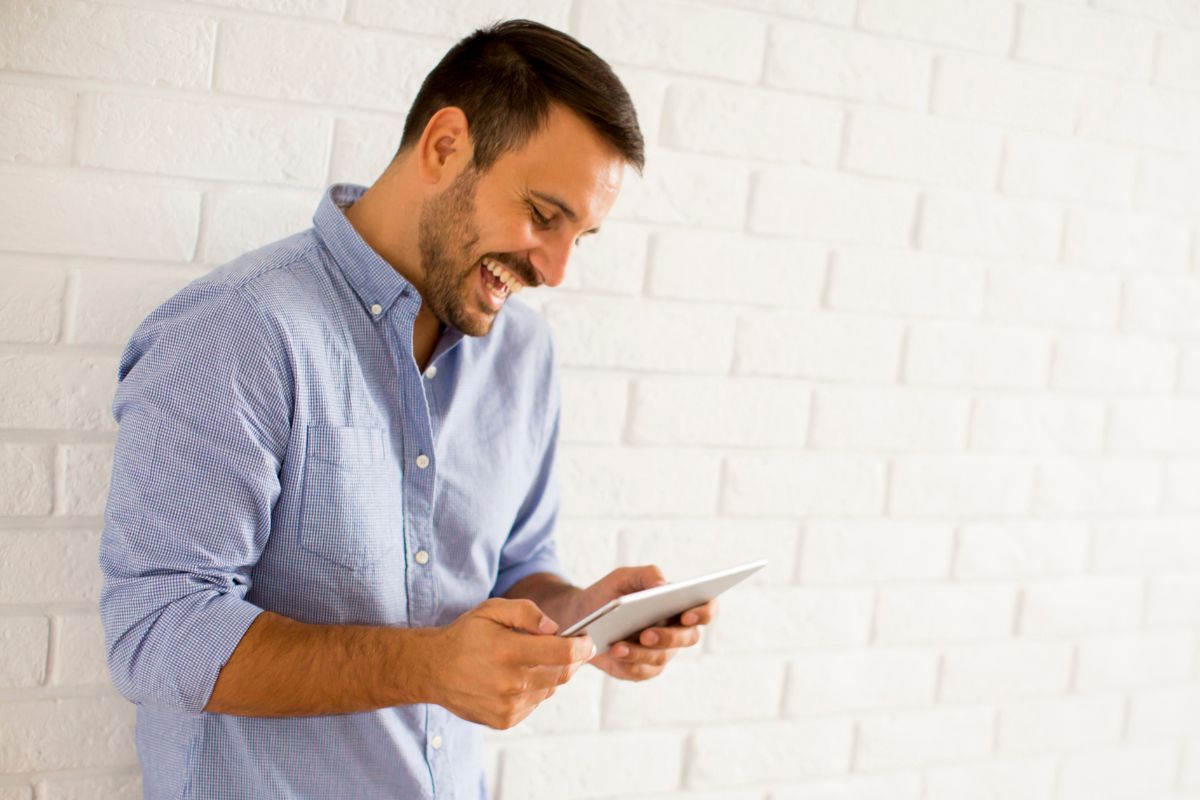 Uma foto de um homem rindo.