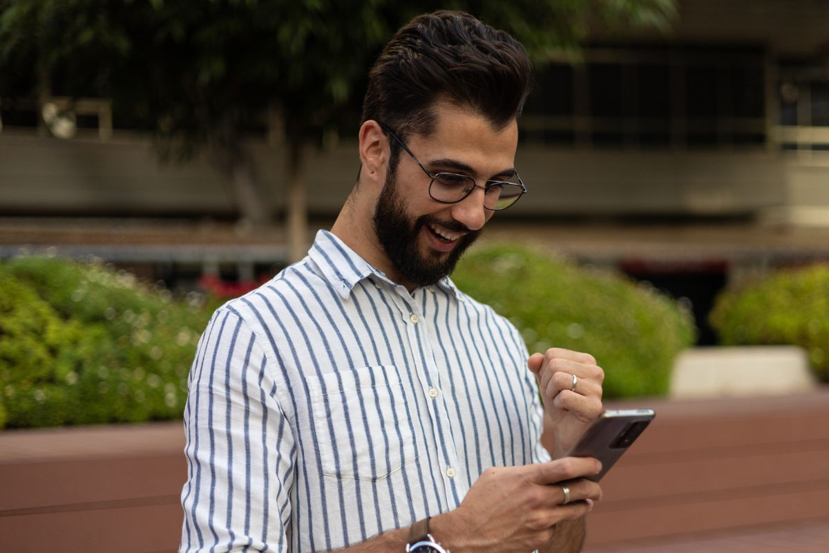 A foto de um homem comemorando. 