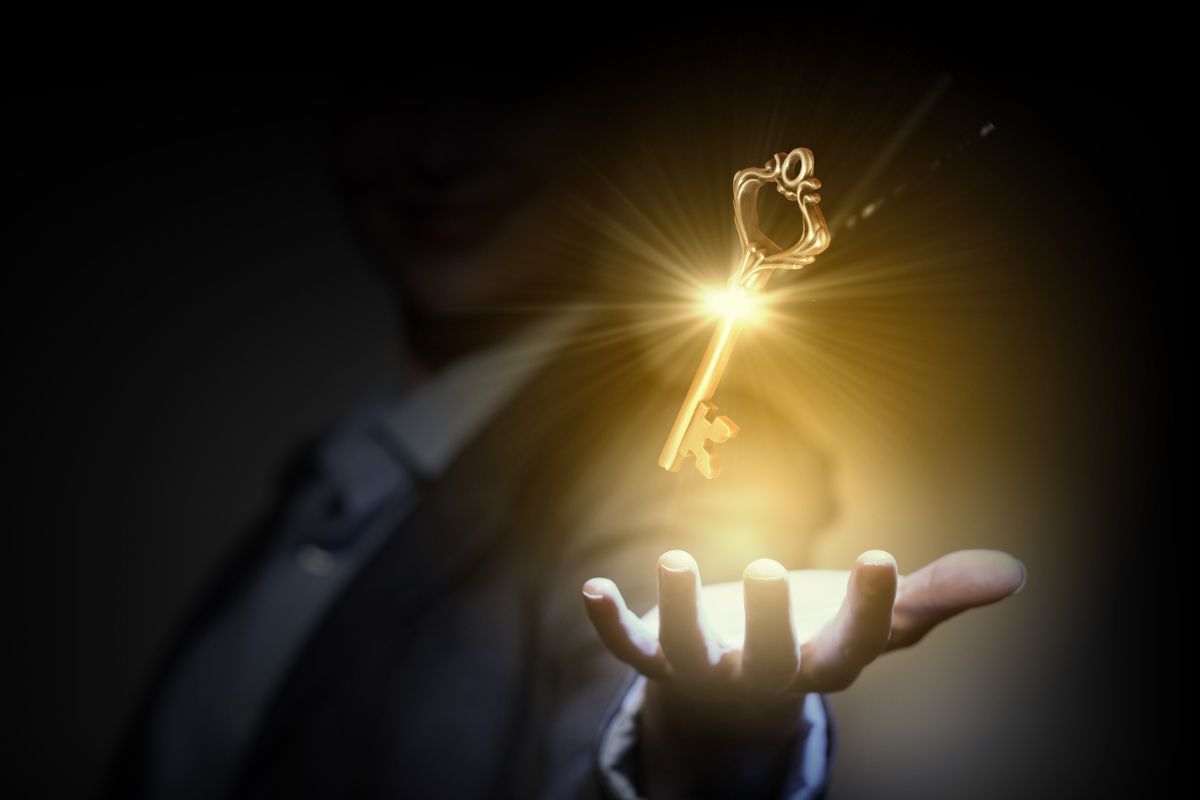 A picture of a golden key.